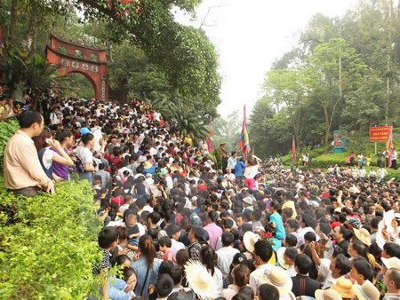 Người dân tới thăm Khu di tích Đền Hùng.